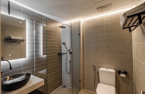 Batu Lintang Hotel | Regatta Stay Kozi Square Kuching