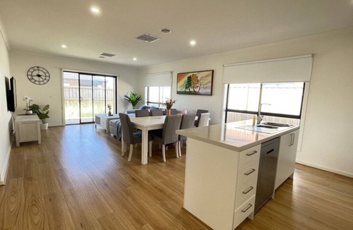 Melton South House | Relax 5 BRMS Rental house Netflix Parking Wifi near Melton