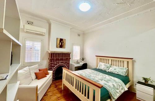 Brighton-le-Sands House | Relaxed Cosy Beach Room Close to Airport