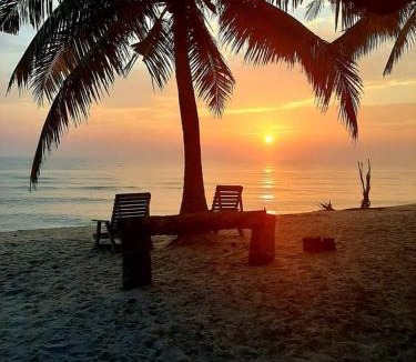 Pantai Penarik Ski Chalet | Rembulan Escape - The Red Bowl