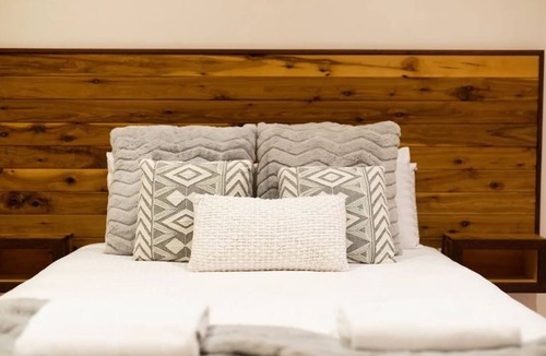 Bathurst House | Reservoir - Truly Unique - Sleeps 14