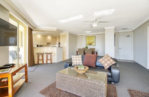 Main Beach Apartment | Retro Main Beach Hidden Gem with Waterfront Views