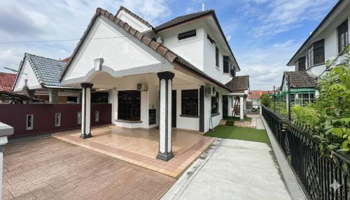 Taman Rinting House | Rinting Ville Masai Semi-D 6BR 20 Pax Snooker