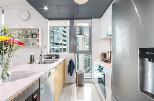 Hamilton Apartment | River + City Views. Unit 4kms from Airport and City
