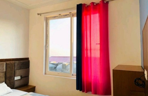 The Mall Road Hotel | Room 7 - Hill view Doon view city view
