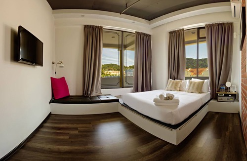 Batu Ferringhi House | Roomies Suites