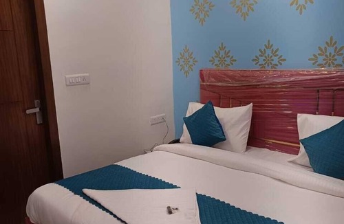 Kalkaji Hotel | Roomshala 061 NK Residency