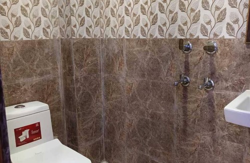 Kalkaji Hotel | Roomshala 061 NK Residency