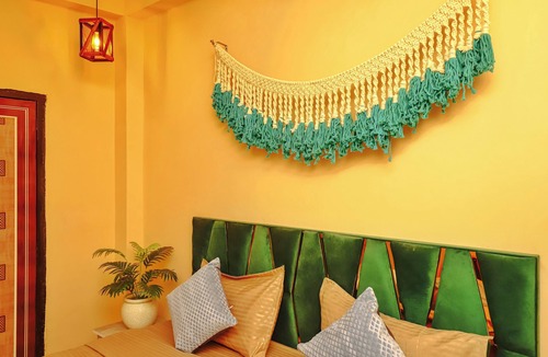 Kalkaji Hotel | Roomshala 061 NK Residency