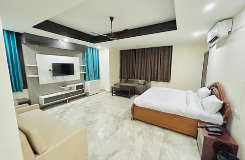 Noida Hotel | Roomshala 074 Hotel Royal Inn