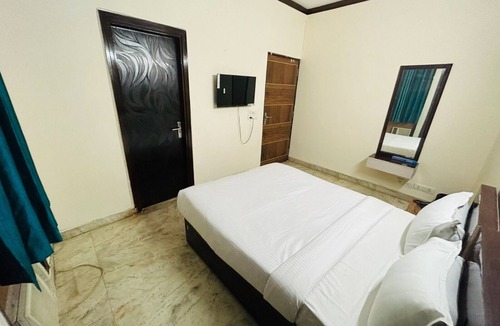 Noida Hotel | Roomshala 074 Hotel Royal Inn