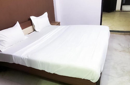 Indirapuram Hotel | Roomshala 115 Satguru Residency - Indrapuram