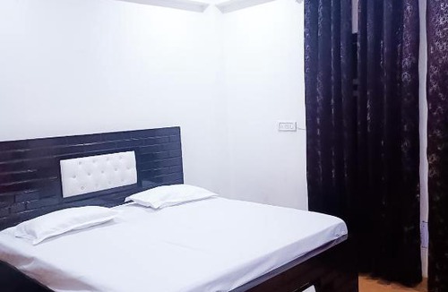 Indirapuram Hotel | Roomshala 115 Satguru Residency - Indrapuram