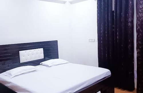 Indirapuram Hotel | Roomshala 115 Satguru Residency - Indrapuram