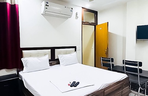 South Extension Hotel | Roomshala 142 Bed Chamber South ex
