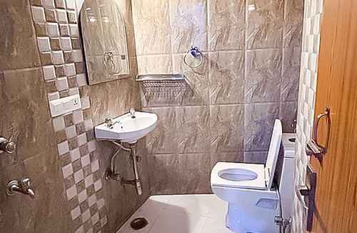 South Extension Hotel | Roomshala 142 Bed Chamber South ex