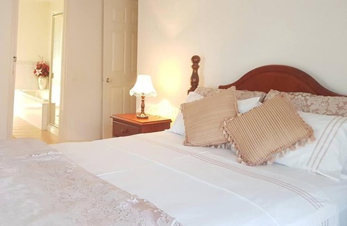 Roxburgh Park House | Roxy - A Spacious Cosy Getaway - Near Mel Airport