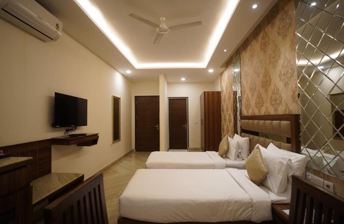 DLF City Hotel | Royal Residence Premier - Cyber Hub