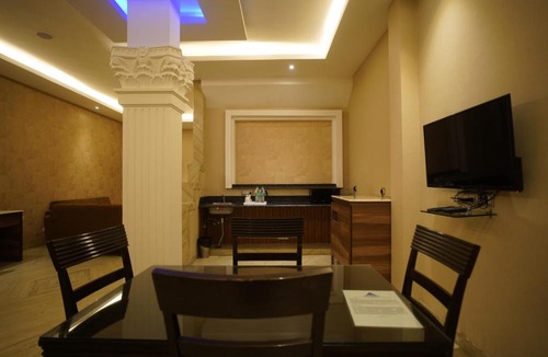 DLF City Hotel | Royal Residence Premier - Cyber Hub