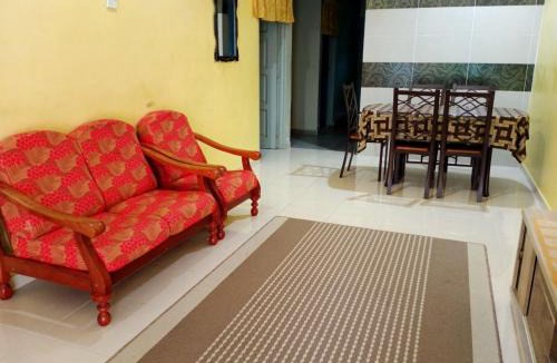 Peramu Jaya Tiga House | Rumah Tamu Pekan semi D dan berWifi
