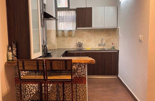 Kumarhatti Condo | Rustic Pines-2: Pet-Friendly Serene 1BHK Apartment