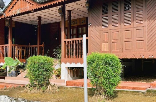 Sungai Siput House | Rustic Tualang Timber House Village Retreat Stay