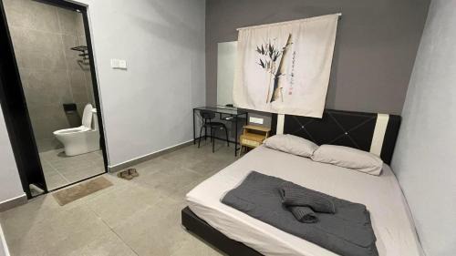 Pegawai House | Sam Choon Homestay 三春客棧 Batu Pahat City Centre 4R4B4CP 峇株巴轄民宿 市中心Summit旁邊 四房四浴停車方便 11-13pax