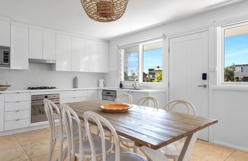 Currarong Cottage | SAND Cottage- Light, breezy. 1 min walk to Currarong Beach.