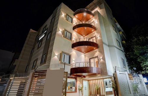 Mahmoorganj House | Saver Double Banaras Sri Hari Inn