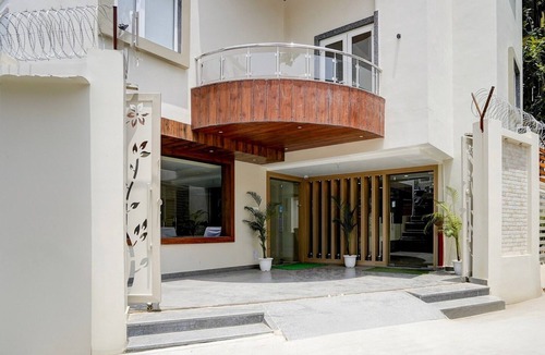 Mahmoorganj House | Saver Double Banaras Sri Hari Inn