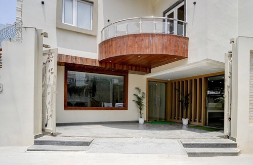 Mahmoorganj House | Saver Double Banaras Sri Hari Inn