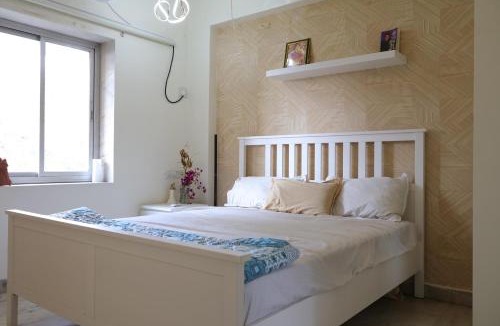 Bandra West House | Sea View Private Room Near Mannat, Bandra