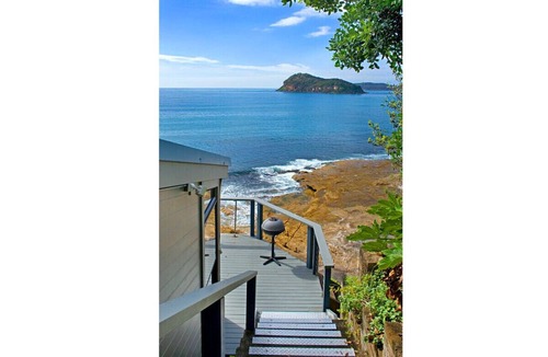 Pearl Beach Apartment | 'Seabreeze' a unique Waterfront/Beachside property