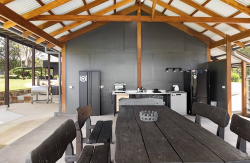 Valla House | Secluded Getaway – Cabin & Barn Stay 7 minutes from beautiful Valla beach
