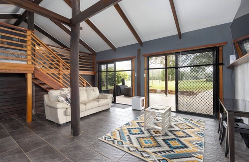 Valla House | Secluded Getaway – Cabin & Barn Stay 7 minutes from beautiful Valla beach