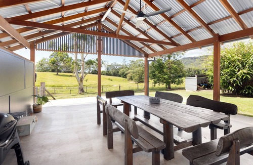 Valla House | Secluded Getaway – Cabin & Barn Stay 7 minutes from beautiful Valla beach