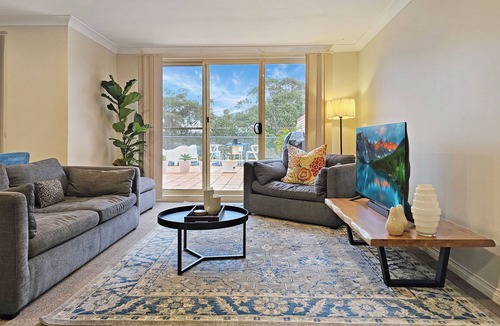 Gosford Apartment | Secure Parking ~ Outdoor Pool ~ Large Balcony ~ Walk to CBD ~ Air-Con ~ WiFi