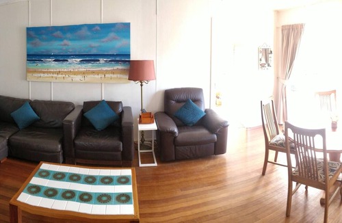 Black Head House | See the waves, feel the sea breeze. Traditional Aussie Beach house.