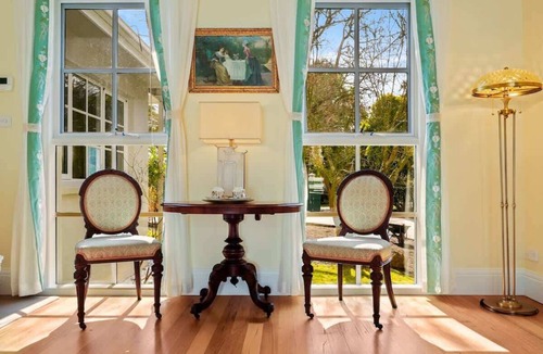 North Warrandyte House | Serene & Classic Family Retreat by the Yarra