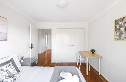 Panania House | Serene Double Room in Panania - Close to Stations & Shops - Shared Bathroom