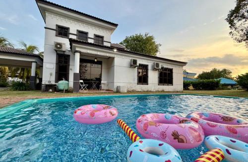 Alor Gajah Ski Chalet | Serene Holiday Chalet with pool in a quiet enclave