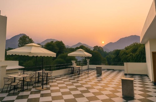 Bedla Hotel | Serenity Hill Resort Near 2Km Fateh Sagar Lake Udaipur
