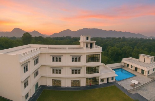 Bedla Hotel | Serenity Hill Resort Near 2Km Fateh Sagar Lake Udaipur