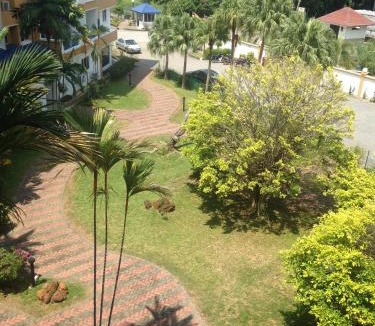 Tanjung Tanah Merah Apartment | Seri Bulan Holiday Apartment Affordable 2BR Beachside Stay in Teluk Kemang, PD