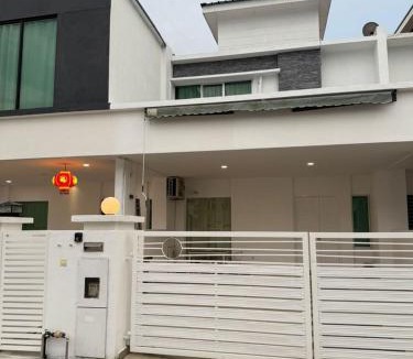 Taman Teratai Villa | Setia Home Sitiawan KTV 12+4 Pax