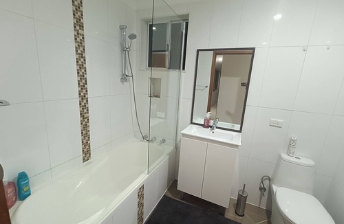Guildford West House | SHARED ACCOMODATION | Spacious & Comfortable Queen Room with Heating and A/C