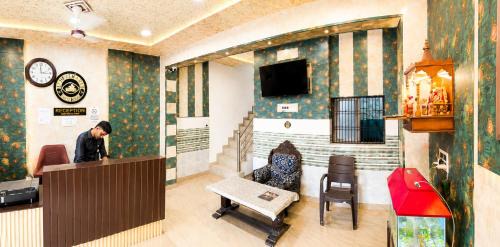 Ayodhya Hotel | Shree Ram Mandir 500m Walk - Atharav Palace