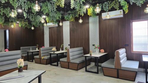 Jalesar Hotel | Shri banke bihari complex