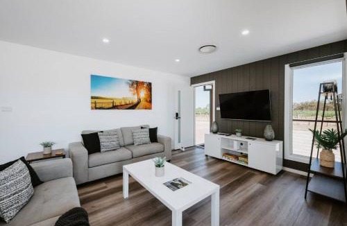 Buckaroo House | Silver Oak - Quiet Countryside Cottage by the Vines