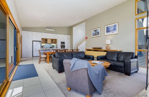 Lake Crackenback Ski Chalet | Silvercloud Chalet | Crackenback | Massive chalet